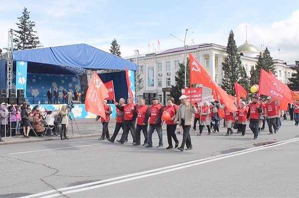 Тувинские коммунисты приняли участие в праздничном шествии, посвященному Первомаю