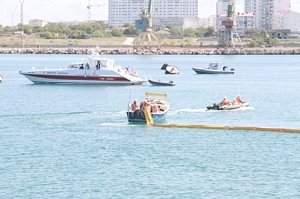 Севастопольские спасатели во время комплексной тренировки ликвидировали условный «разлив» нефтепродуктов в Севастопольской бухте