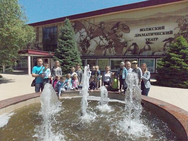 Волгоградская область. Город Волжский. Коммунисты и активисты женского движения организовали поход дошкольников в театр