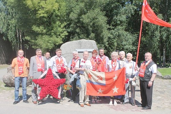 Псков. В день освобождения города от немецко-фашистских захватчиков коммунисты приняли участие в городском митинге