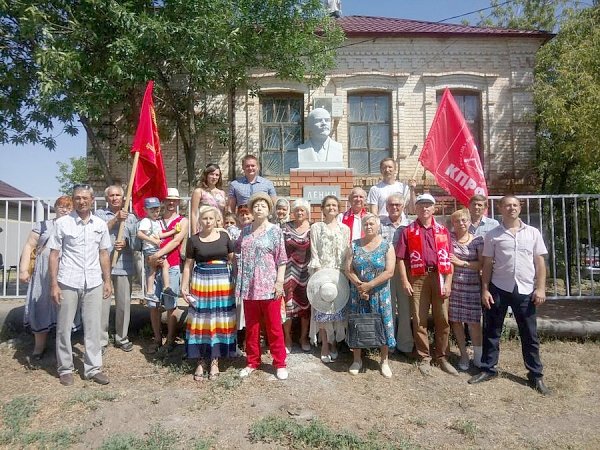 Волгоградская область. В Средней Ахтубе открыли бюст В.И. Ленина