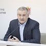 Аксёнов о дежурстве против мошенников возле МФЦ: Два стула выдам, зонтик поставим