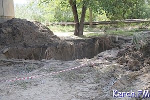 В Керчи на Заречной коммунальщики оставили открытой огромную яму