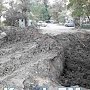 В Керчи из-за разрытой водоканалом ямы во дворе нет проезда