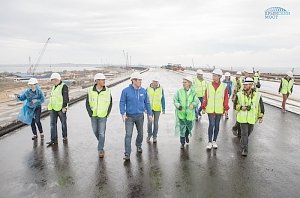 Победители конкурса произведений про Крымский мост приехали посмотреть на объект своего вдохновения