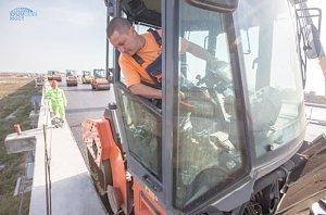 На пилотном участке Крымского моста уложили верхний слой асфальта