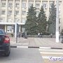 В Керчи утро бюджетников вместо работы началось с уборки улиц города