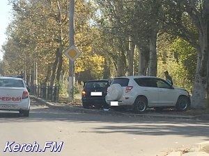 В Керчи на перекрестке Горького-Пошивальникова произошла авария