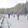 Керчане наблюдают за транспортировкой арки Крымского моста