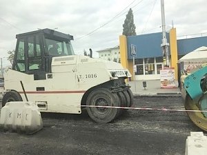 В Керчи на Ворошилова кладут асфальт