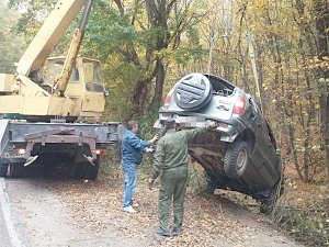 Крымские спасатели в выходные ликвидировали последствия опрокидывания грузовика и вылета легковушки в кювет