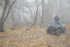 В крымских горах можно встретить МЧСников, патрулирующих леса в поисках помощи туристам