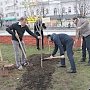 Перед зданием совета министров Крыма высадили аллею в честь экономистов