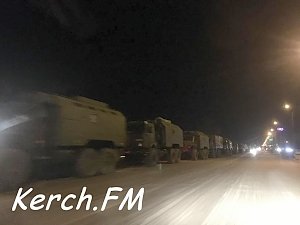 На Буденного в Керчи стоит колонна военной техники