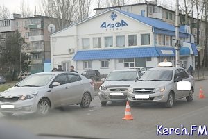 В Керчи столкнулись две иномарки и учебный автомобиль