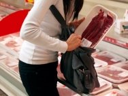 В Керчи женщина пробовала пронести мимо кассы продукты на 6 тыс рублей