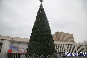 В Керчи новогоднюю елку перед ДК «Корабел» уже зажгли