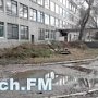 В Керчи в районе техникума по улице течет вода из трубы отопления