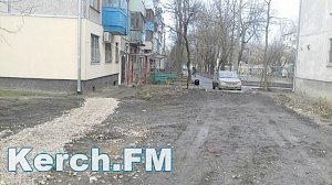 В Керчи вместо тротуара людям насыпали дорожку из щебня