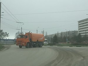 В Керчи при помощи спецтехники чистят улицы