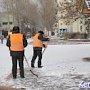 В Керчи центральную площадь убирают осужденные