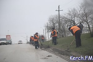 В Керчи осужденные убирают обочины дорог