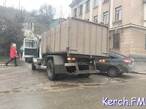 В Керчи столкнулись мусоровоз и «Лада»