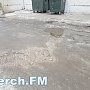 В Керчи из ямы, в которую попала машина, вновь течет вода