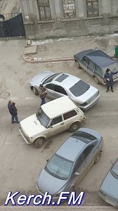 В Керчи на Пролетарской из-за аварии затруднено движение