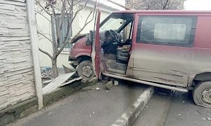 В Симферополе микроавтобус влетел в забор частного дома