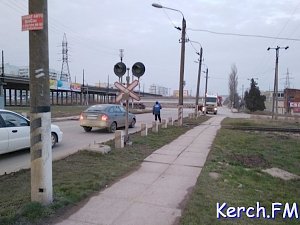 В Керчи по закрытой ул. Буденного большегрузы перевозят балки