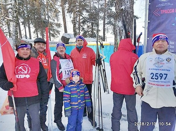 Казань. На «Лыжне России» с красными флагами!