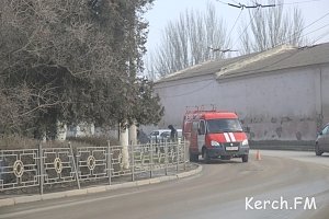 В Керчи коммунальщики мыли ограждения в центре города