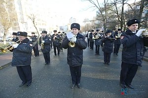 Около тысячи симферопольцев возложили цветы к памятнику крымчанам, погибшим в Афганистане