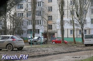 В Керчи автомобиль облили краской и пробили все колеса