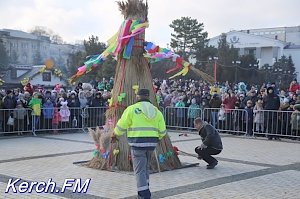 В Керчи сожгли чучело Масленицы