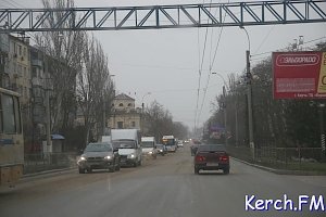 Центральные дороги Керчи посыпали песчаной смесью