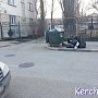 На Дубинина в Керчи устроили свалку мусора на тротуаре