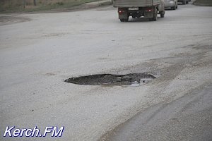 В Керчи на перекрестке образовалась полуметровая яма