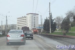 В Керчи коммунальщики мыли ограждения и парапеты с риском для жизни