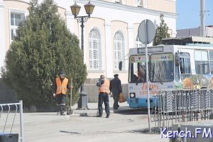 В Керчи осужденные чистят обочины от земли