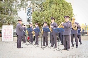 В столице Крыма под звуки оркестра культурного центра МВД по Республике встретили «Поезд Победы»