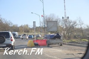 В районе Верхнего Солнечного заново заасфальтировали одну полосу дороги