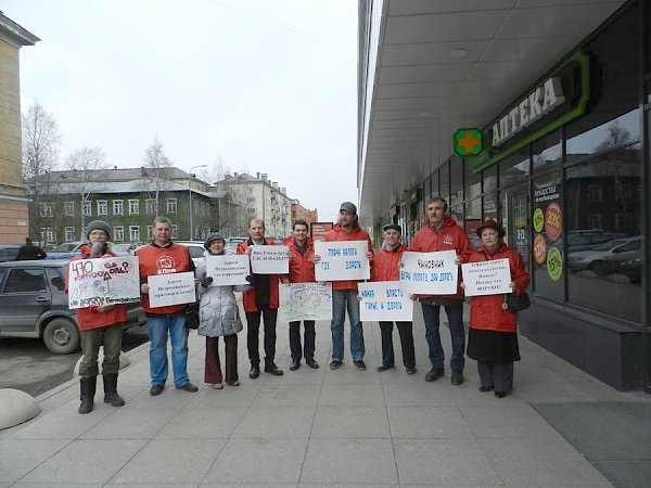 Карельские коммунисты вышли на одиночные пикеты против разбитых дорог Петрозаводска