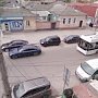 в Симферополе из-под бордюров вынимают зимнюю грязь