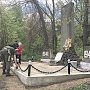 Активисты благоустроили мемориальные объекты в Алуште и селе Краснокаменка