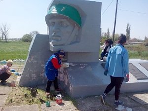 Памятник советским воинам благоустроили в селе Магазинка Красноперекопского района