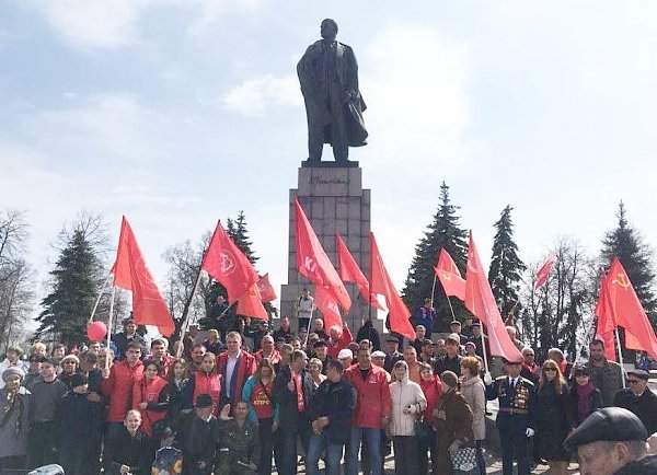 После праздничной демонстрации КПРФ депутат-коммунист Алексей Куринный выступил перед жителями Ульяновской области на площади В.И. Ленина