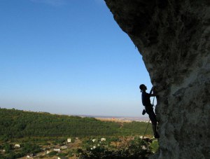 Спасатели оказали помощь сорвавшемуся со скалы ребенку