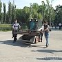 Власти Симферополя показали подаренную городу новую уличную мебель